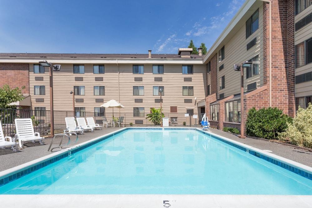 Quality Inn & Suites Clackamas - Portland Bagian luar foto