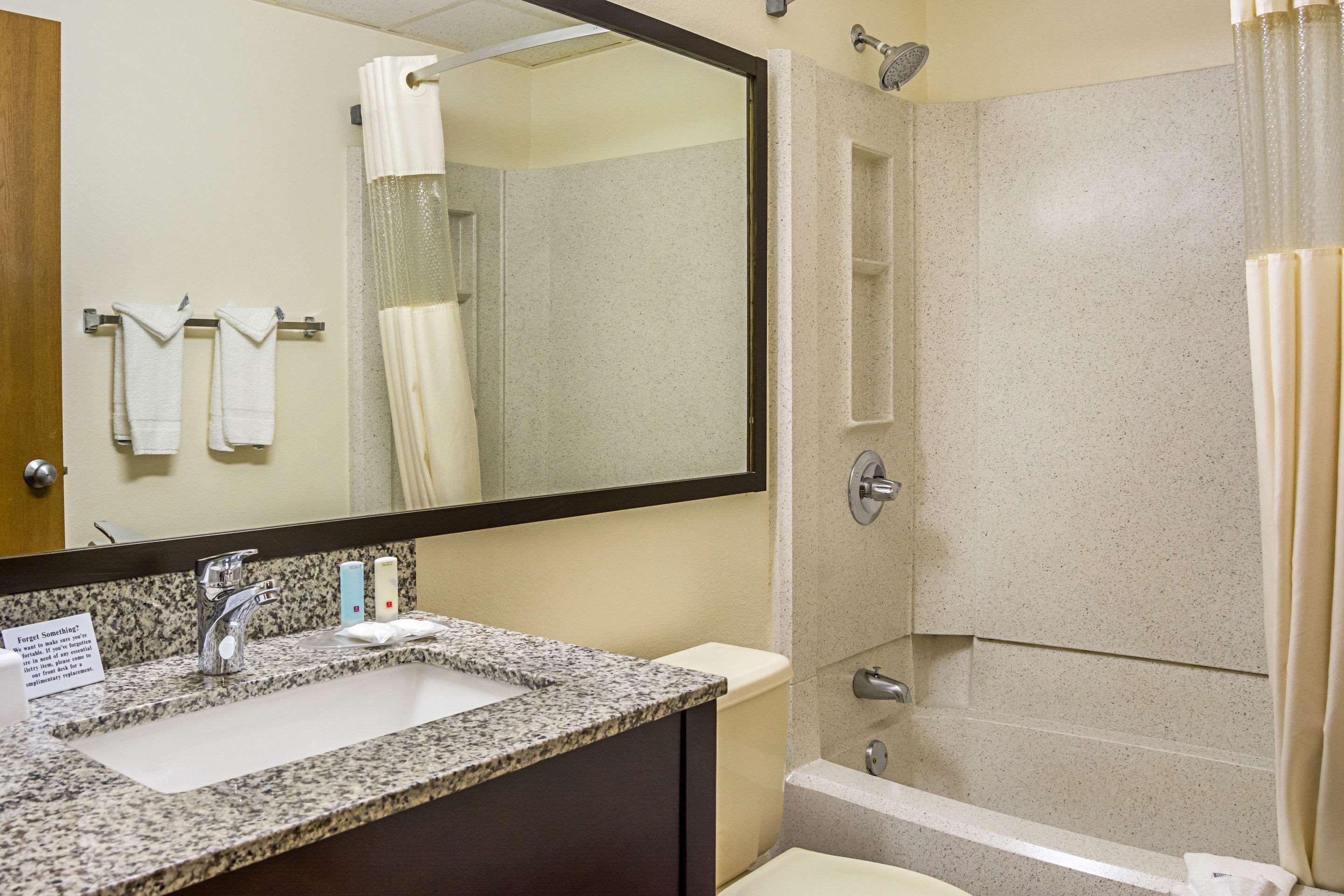 Quality Inn & Suites Clackamas - Portland Bagian luar foto