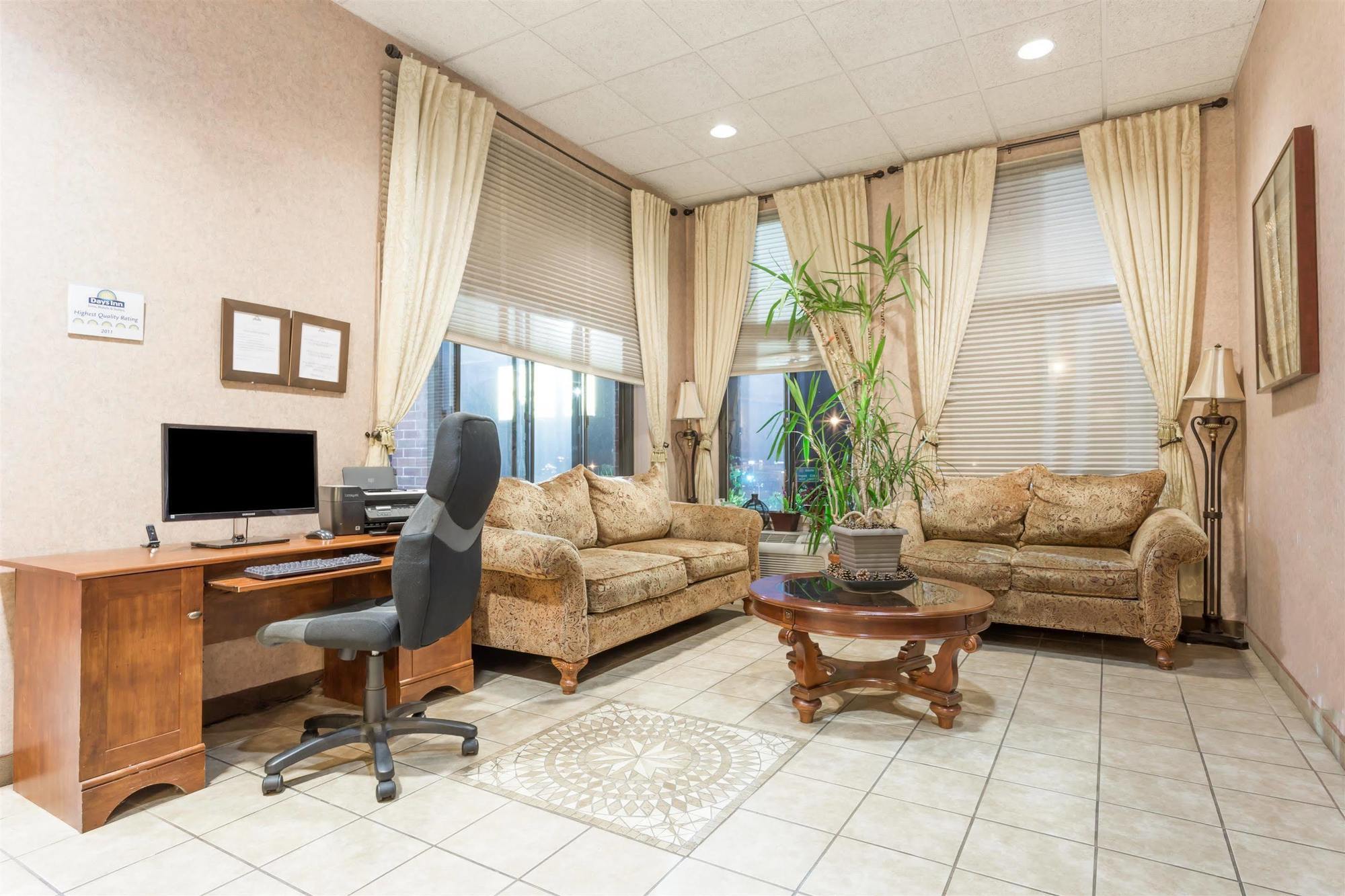 Quality Inn & Suites Clackamas - Portland Bagian luar foto