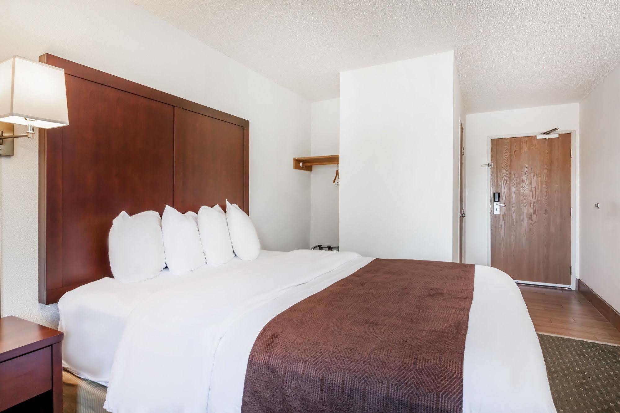 Quality Inn & Suites Clackamas - Portland Bagian luar foto